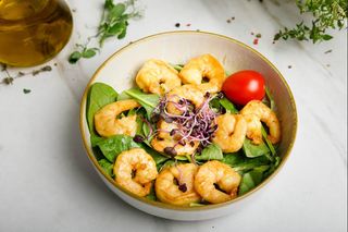 CREVETI TRASI LA TIGAIE PE PAT DE VERDETURI DE SEZON 160G