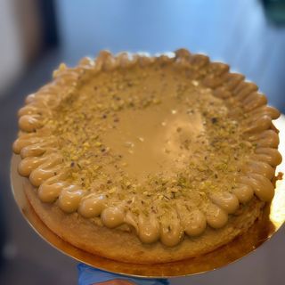 Porción de tarta de queso y pistacho