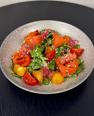 Салат з копченим лососем