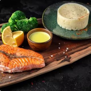 Steak din somon cu piure din cartofi