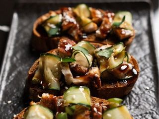 Брускети з вугрем і огірком (110ml)