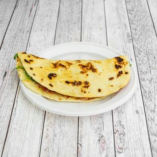 Piadina mozzarella  e pomodoro e salsiccia e patatine 