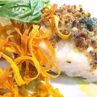 Filetto di baccalà con croccante di olive e panzanella di pomodoro