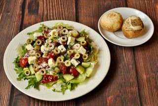 Mieszane sałaty z suszonymi  pomidorami i serem pleśniowym