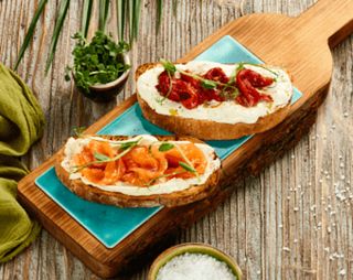 Брускети з печеним перцем з слабосоленим лососем (170г)