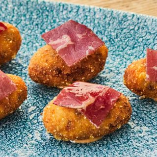 Croquetas de Cecina y Puntilla de Huevo frito