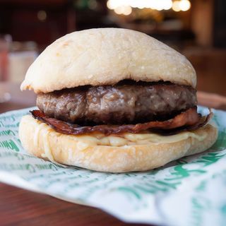 Americana con bacon y queso