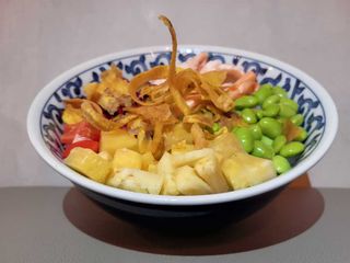 Hawaii poke - riso, gambero cotto, pomodorini, mango, ananas, edamame