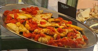 Filetto di branzino con pomodorini e cipolla