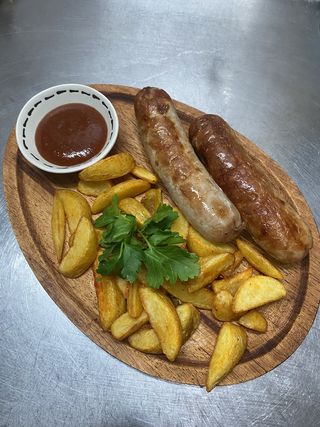 Cârnăciori de porc cu cartofi pai