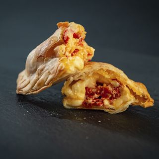 Empanada Clásica De Chorizo Serrano Y Queso
