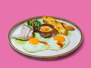 Ouă prăjite cu file de pui