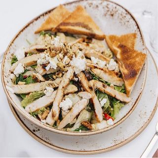 Obrok salata sa ćuretinom, feta sirom i orasima