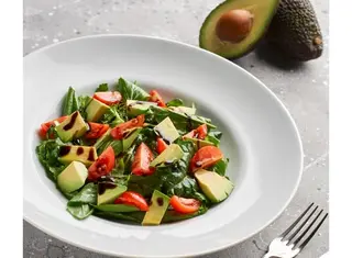 Mix de salata cu avocado și rosii cherry