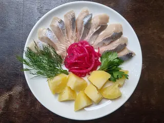 Оселедець з маринованою цибулею та картоплею (100/100/50г)