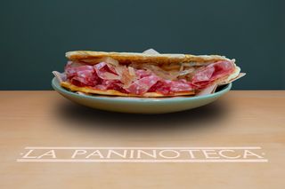 16 Salame, gorgonzola, peperoni e cipolla caramellata