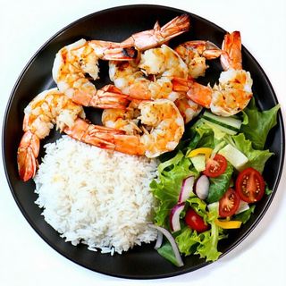 Duże krewetki z grilla na gorącym półmisku