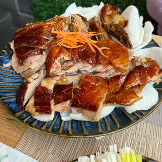 Anatra intera alla pechinese a fette