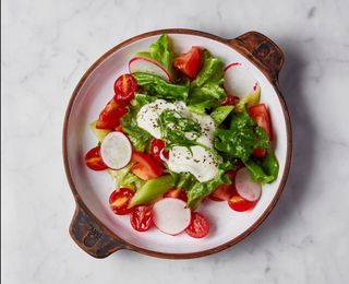 Салат из свежих овощей.