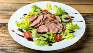 4. Салата патешко и кисели краставички