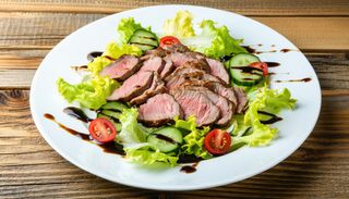 4. Салата патешко и кисели краставички