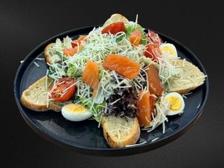 Салат Цезар з лососем (300g)