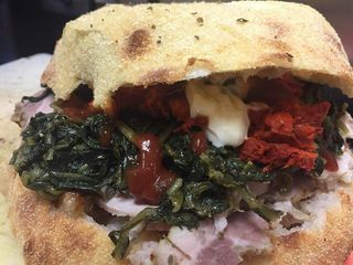 Puccia con cicoria, salsicce e patatine