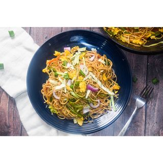 Rice noodles chow main with eggs