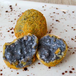 Croquetas de chipirones en su tinta (1/2 ración)
