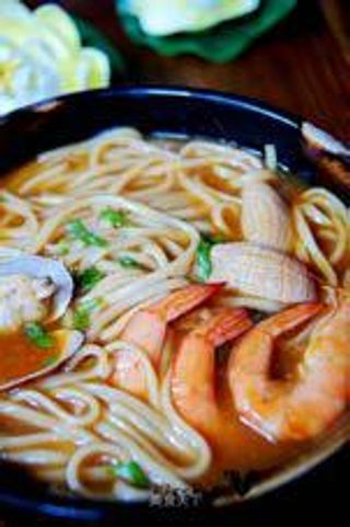 Ramen a mano in brodo con frutti di mare*