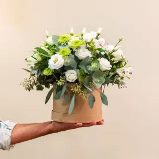 Sombrerera de flores blancas de temporada