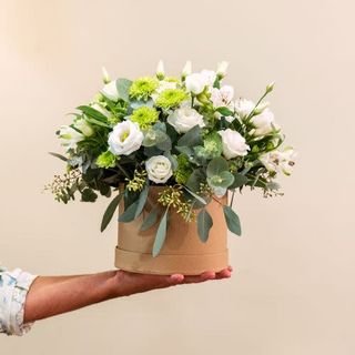 Sombrerera de flores blancas de temporada