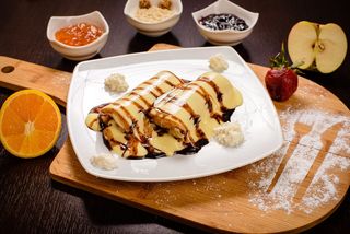 Clătite cu mere și sos caramel