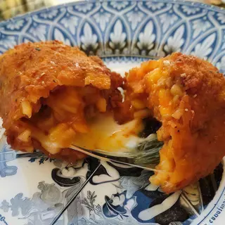 Supplì con ragù, carne, piselli e provola
