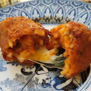 Supplì con ragù, carne, piselli e provola