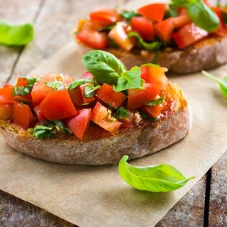 bruschete cu rosii, busuioc si usturoi