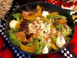 Салат з лососем та персиком (220g)
