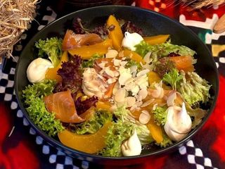 Салат з лососем та персиком (220g)