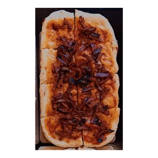 PINSA BACON SI CIUPERCI CARAMELIZATE