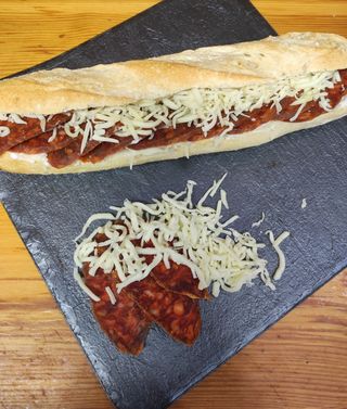 Baguette de chorizo con bechamel y mozzarella