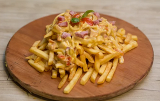 Papas Fritas Con Bacon Y Cheddar