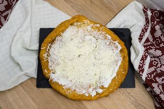 Langos cu branza, smantana, mujdei