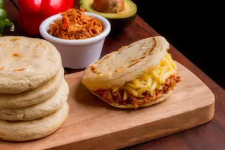 Cachapa De Carne Mechada Y Queso