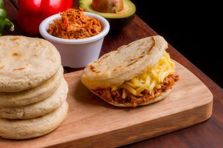 Cachapa De Carne Mechada Y Queso