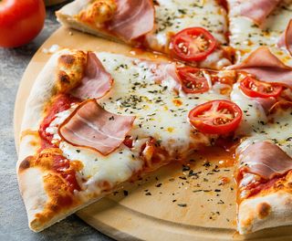 Pizza merit pauza  la felie