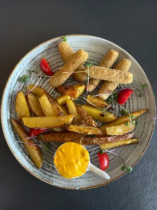 Cheese sticks & cartofi