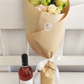 Buchet 3 trandafiri, 2 eustoma, Raffaello și Vin Corcova