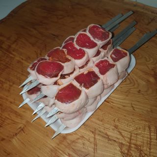 Рулет из вырезки , лепешки , соус , лук