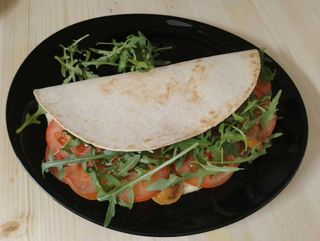 Brie, pomodori, rucola, funghi porcini