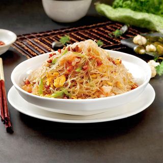 Spaghetti di soia saltati con gamberi e verdure